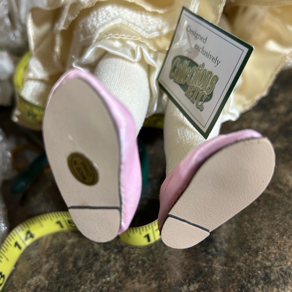 Heritage Signature Porcelain Doll Collection Lily New in Box - Picture 11 of 12